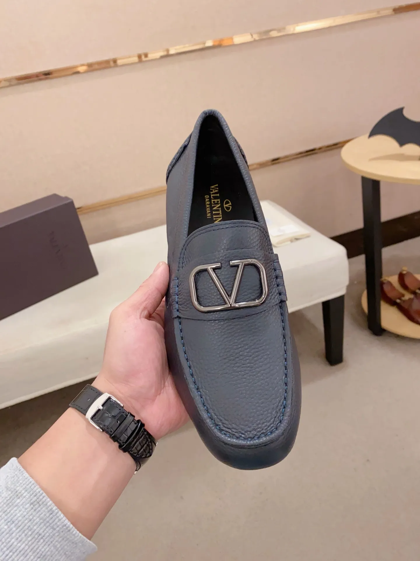 Men's shoes💰: 680💰VALENTINO, made of imported cowhide with imported water-dyed cowhide lining, iconic hardware and iconic wear-resistant outsole. 38-44. 45 VALENTINO packaging can be customized to enjoy the brand’s iconic product packaging